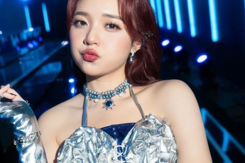 Nữ MC chiếm trọn "spotlight" sân khấu Liên Quân, xả ảnh full HD tràn màn hình hậu Chung kết ĐTDV