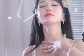 Không thể rời mắt khỏi 30 giây khoe vũ đạo mê đắm của nữ coser xinh đẹp