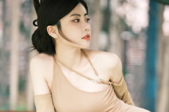 Bất ngờ bay kênh, nữ streamer phản ứng bằng hành động nhạy cảm