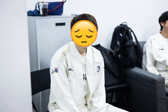 Cựu vương CKTG bị yêu cầu giải nghệ sau màn "feed không lối thoát"