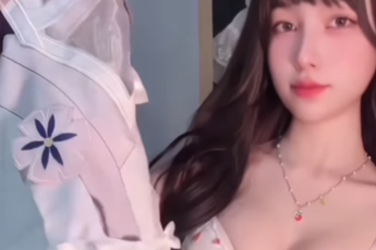 Chán cosplay, hot girl quay video "unbox" khiến người xem "ngợp thở"