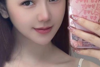 Hot girl sân pickleball diện áo ngủ hờ hững, đăng "tus" hờn dỗi hút view