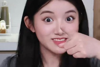 Biểu cảm gây chú ý của "tiên nữ mukbang" trước tin đồn ăn không nuốt