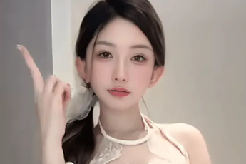 Nữ streamer khiến người xem bức xúc với hành động trên livestream