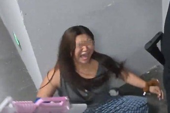 Chơi game thua, cô gái lao vào tương tác đối thủ, vừa đánh vừa "ăn vạ" khiến người xem "cạn lời"