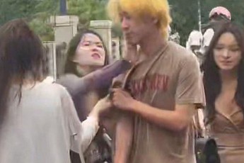 Bị phát hiện hẹn hò với ba cô gái cùng lúc, nam thanh niên rơi vào nghịch cảnh éo le