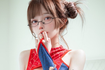 "Búp bê sống" làng streamer hun mắt fan nam với bộ ảnh cosplay người nhện phiên bản nóng bỏng có 1-0-2