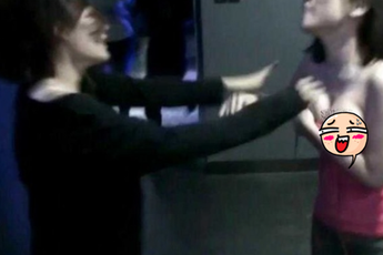 "Combat" trong quán net, hai nữ game thủ có hành động đáng xấu hổ: Văn hóa cư xử chốn công cộng bị lãng quên