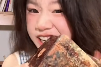 Làm content ăn cả thế giới, cô gái khiến người xem hãi hùng với những thứ "bỏ vào miệng"