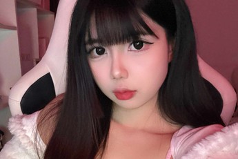 Chỉ 1 hành động, nữ streamer xinh đẹp khiến vô số anh em game thủ ngưỡng mộ