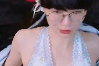 Thay đồ gợi cảm trên livestream, hot girl "Faker phiên bản nữ" nhận kết chẳng như mơ