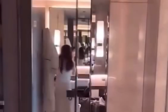 Vô tình lọt vào camera, chiếc gương phản chủ khiến hot girl hối hận