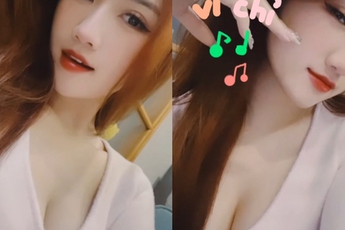 Không chỉ rạng rỡ trên sóng truyền hình, nhan sắc đời thường của nữ MC còn gây "choáng" vì gợi cảm cực độ!