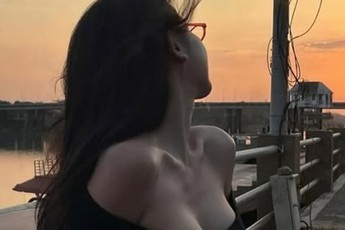 Cùng check-in với bầu trời, hai gái xinh khơi mào "đại chiến"