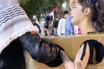 Mời gọi đàn ông động chạm vòng 1 của mình giữa phố, hot girl nhận hình phạt từ tòa án