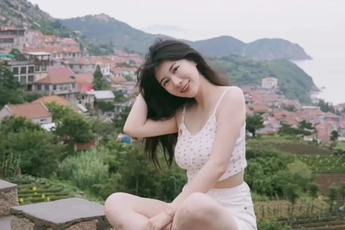 Đòi fan tặng ô tô, nữ streamer "ăn bơ" đẹp, xấu hổ đến mức phải tắt live bỏ trốn