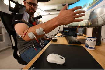 Bá đạo như anh chàng YouTuber, chế tạo hẳn "aim bot" vật lý, tự điều khiển cơ thể mình