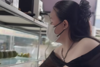 Diện trang phục gây tranh cãi để "bán trái cây", chiêu trò câu view của hot girl?
