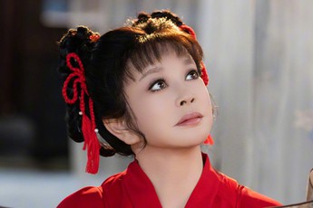 Cần có lệnh cấm minh tinh này cưa sừng làm nghé: 75 tuổi vẫn đóng thiếu nữ 16, không tự soi gương à?
