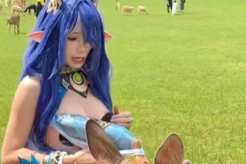 Cho thú hoang ăn, nữ coser gặp tai nạn bất ngờ, khiến CĐM được một phen "hú vía"