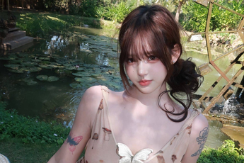 Thử sức làm xạ thủ, hot girl khiến fan choáng váng với màn "lên đồ" không thể nóng bỏng hơn