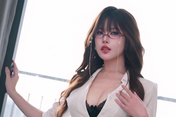 Chán làm "cô thư ký" bốc lửa, UNa To Uyen khoe bộ ảnh "nàng thơ" khiến người xem ngỡ ngàng