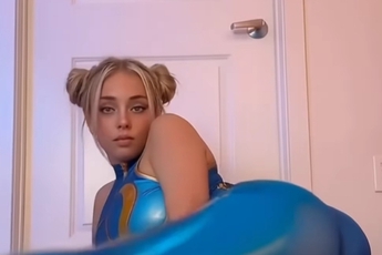 Đẳng cấp Chun-li đời thực, tung cú xoạc chân thẳng tắp, có khiến phiên bản của Lê Bống "out trình"?