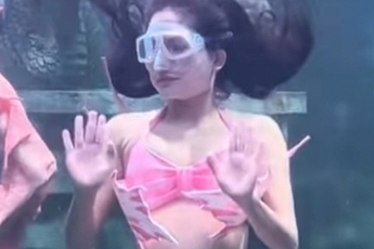 Bị khán giả giơ "ngón tay thối", hot girl tiên cá có pha xử lý cực khéo