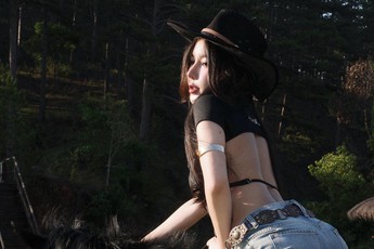 Trổ tài "cưỡi ngựa", hot girl xinh đẹp khiến triệu anh em "đứng hình"