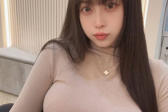 Lấy vòng một làm giá đỡ gậy bi-a, nàng hot girl bị chỉ trích không ngớt, cố tình dựng "content" câu view
