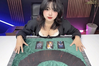 Đăng ảnh xem Tarot quá gợi cảm, nữ trọng tài VCS dính liên hoàn drama