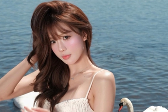 Chụp ảnh với thiên nga, hot girl như bước ra từ chuyện cổ tích