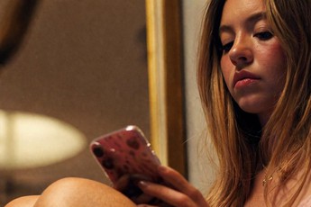 Cảnh nóng điên rồ đến mức bị cắt trong phim 18+ đang thống trị toàn cầu