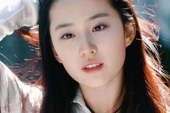 Nhìn Lưu Diệc Phi 25 năm trước đúng là visual "vắt ra nước", đến cái tên cũng trở thành tính từ chỉ sắc đẹp