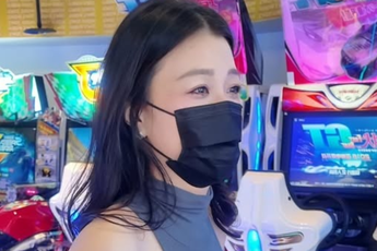 Ăn mặc phản cảm ngay giữa TTTM, cô gái khiến người xem "đứng hình" trước sự vô tư