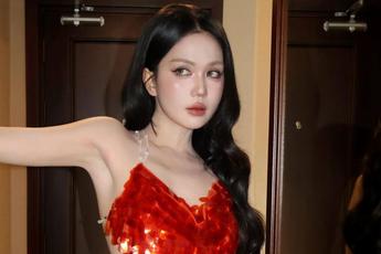 "Nữ hoàng nội y" Ngọc Trinh tung bộ ảnh khoe trọn đường cong