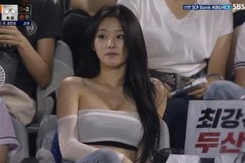 Xuất hiện hot girl "nữ thần" tại sân vận động, CĐM truy lùng danh tính rồi phát hiện sự thật gây lạnh gáy