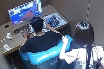Bị dội nước sôi bốc khói vào người, nam game thủ vẫn kiên trì chơi game tiếp, gây viral cõi mạng