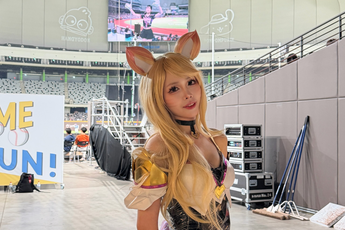 Chị gái Oner bất ngờ cosplay Ahri K/DA đầy quyến rũ