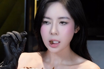 Mukbang gián sấy khô, hot girl gây "náo loạn" CĐM vì độ can đảm