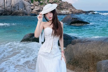 Hậu trường sóng đánh "quằn quại" ở vịnh Vĩnh Hy, vậy mới thấy các hot girl đã phải vất vả như thế nào để có một bộ ảnh đẹp