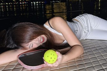 Nàng Kim nằm dài khoe dáng trên du thuyền, không quên checkin vợt Pickleball