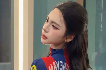 Fan girl Barcelona khéo léo cổ vũ cả hai đội tuyển, khiến ai cũng phải gật gù vì sự tinh tế