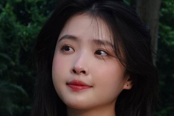 Thần thái 0 điểm của cô gái Việt Nam được ví như “tình đầu quốc dân", nhan sắc bùng nổ trên đất Pháp
