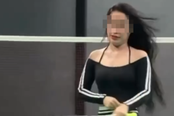 "Làm trò" trên sân cầu lông, hot girl khiến dân tình bất bình chỉ trích