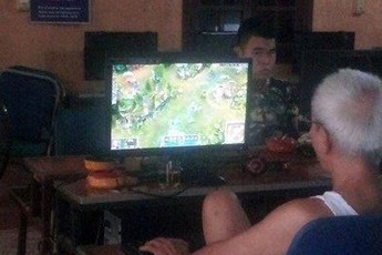 Game thủ Việt xôn xao với bức ảnh cụ ông 60 vẫn chơi Liên Minh Huyền Thoại