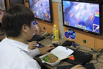 Top món ăn bổ và tiện nhất khi chơi game