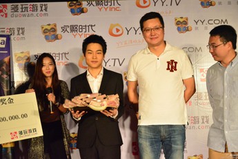 Game thủ Liên Minh Huyền Thoại cầm cả khay tiền gây sốt