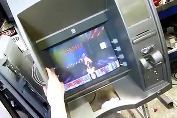 Bá đạo game thủ chơi bắn súng trên máy ATM