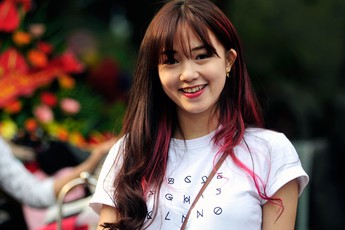 Nữ game thủ “mê game hơn mê trai” tái xuất trong clip mới